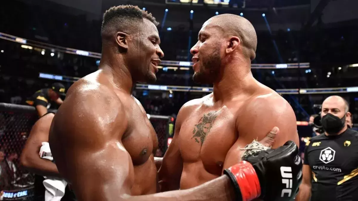 Francis Ngannou et CIryl Gane après leur combat à l'UFC 270. 