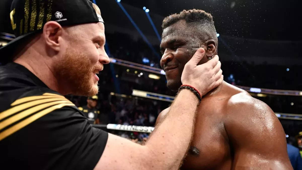 Francis Ngannou et son coach Eric Nicksick à l'UFC 270. 