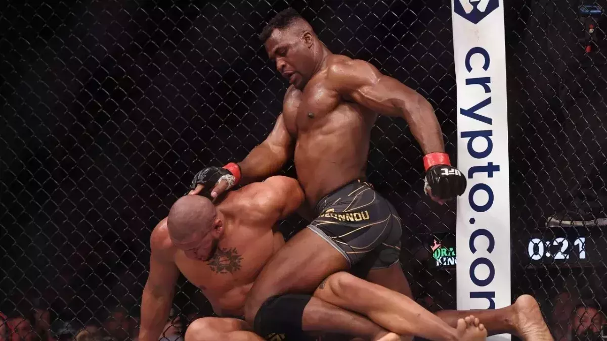 Francis Ngannou face à Ciryl Gane lors de l'UFC 270. 