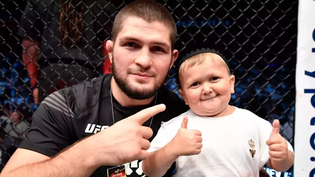 Hasbulla Magomedov et Khabib Nurmagomedov à l'UFC 267. 