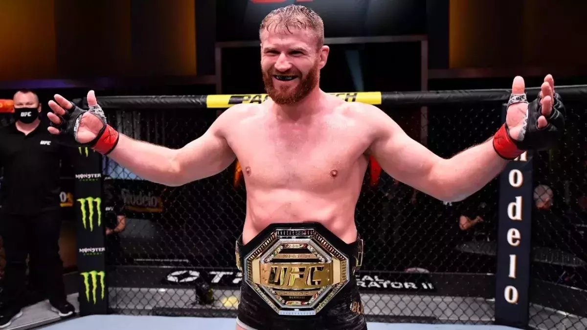 Jan Blachowicz remettra son titre en jeu face à Glover Teixeira lors de l'UFC 267. 