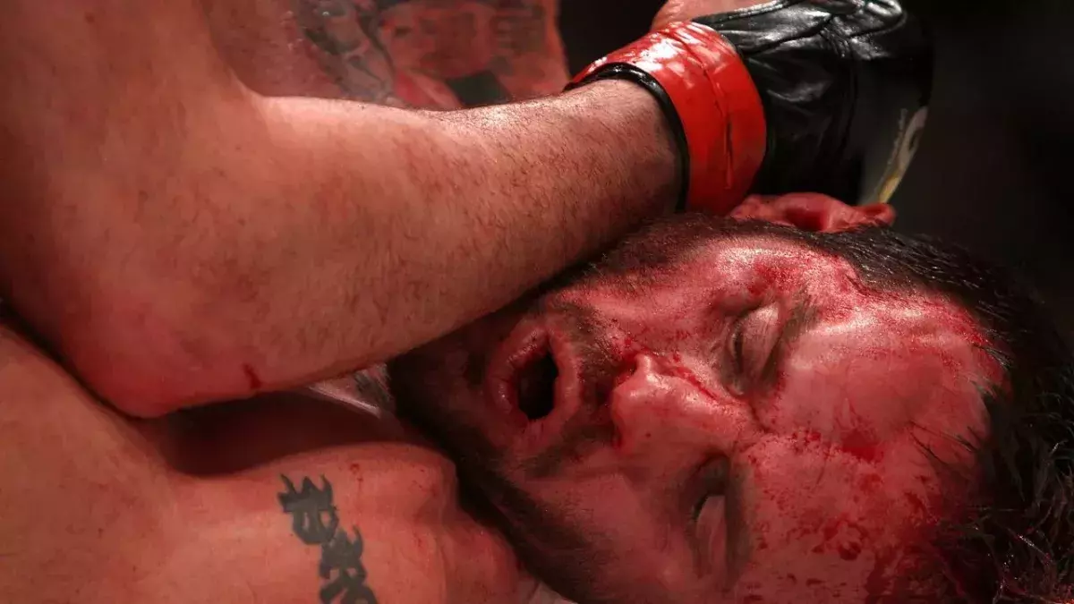 Le combat entre Ross Houston et Nicolas Dalby a dû être arrêté en raison de l'omniprésence de sang dans la cage. 