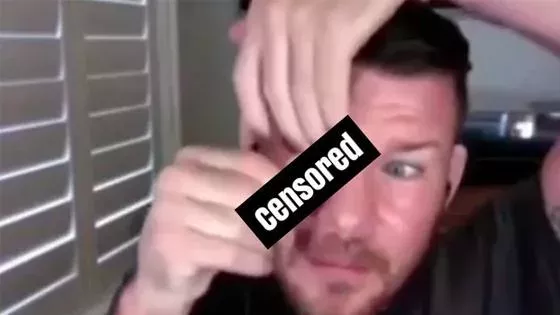 Michael Bisping joue avec son oeil de verre dans son podcast Believe You Me