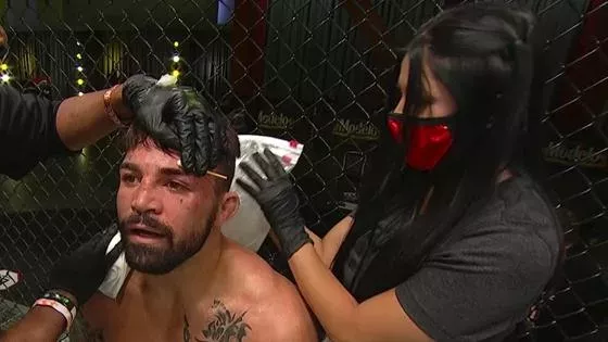 Mike Perry vire ses coachs et se fait assister par sa petite amie en plein combat