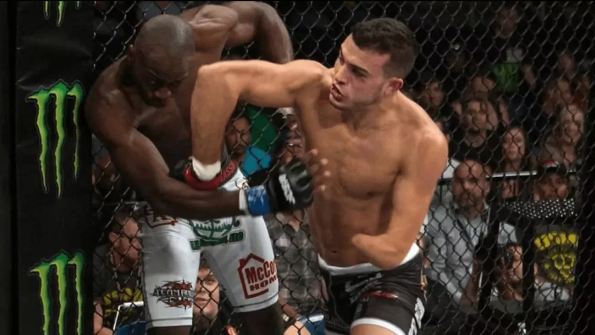 Nick Newell, combattant de MMA, à l'oeuvre dans l'octogone. 