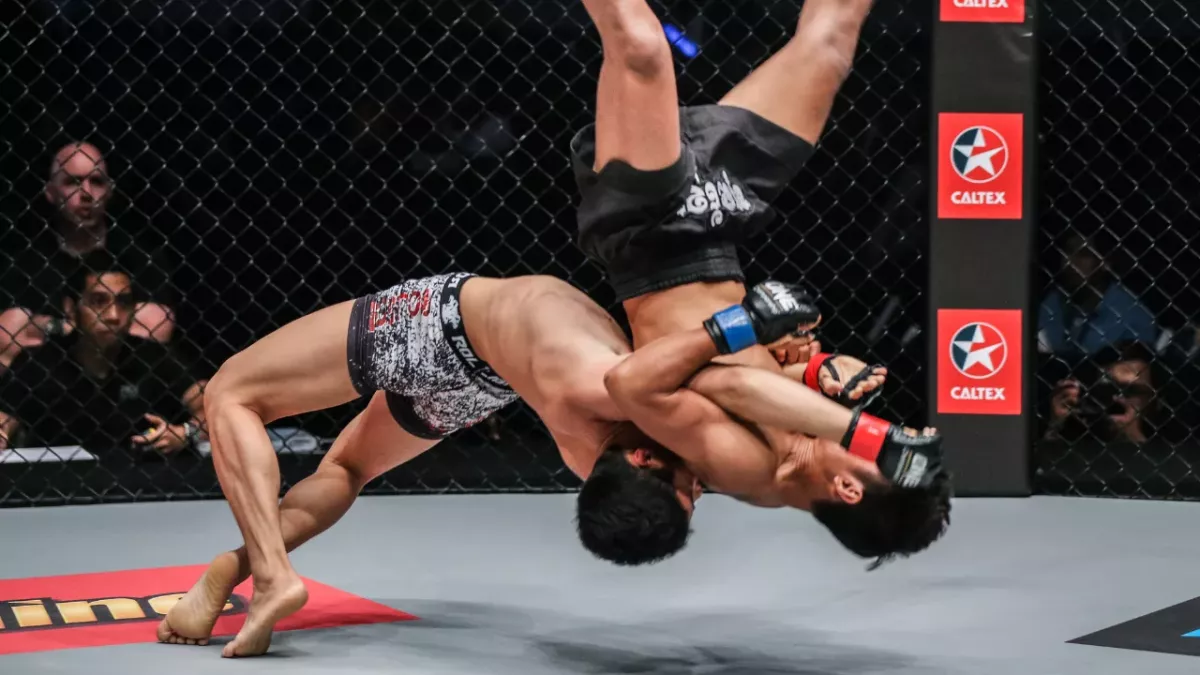 Peng Xue Wen envoie un suplex a Phat Soda 