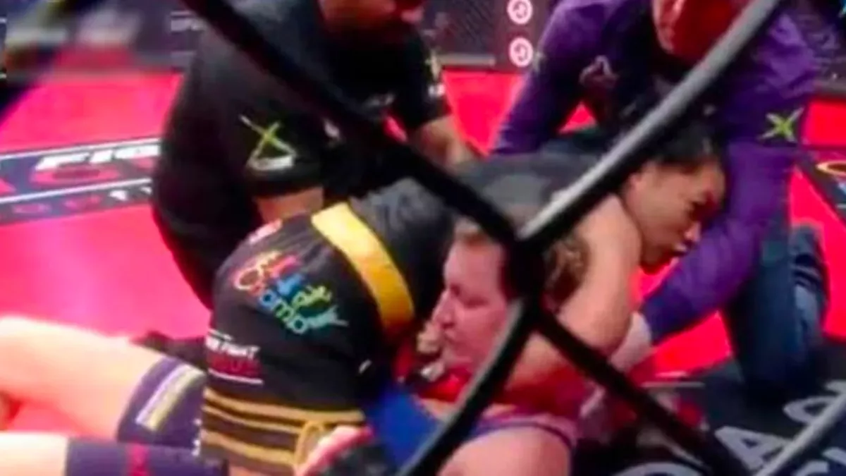 Quand un coach sauvait sa combattante d'une soumission et d'un arbitre incompétent