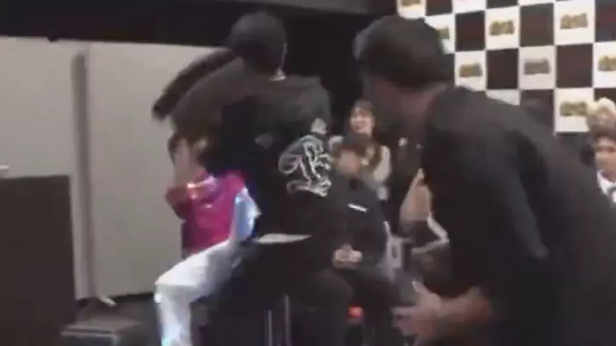 Satoru Kubota a balancé une chaise sur Adoribu Masao. 
