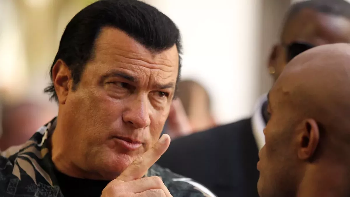 Steven Seagal en compagnie d'Anderson Silva pendant un évènement de l'UFC. 