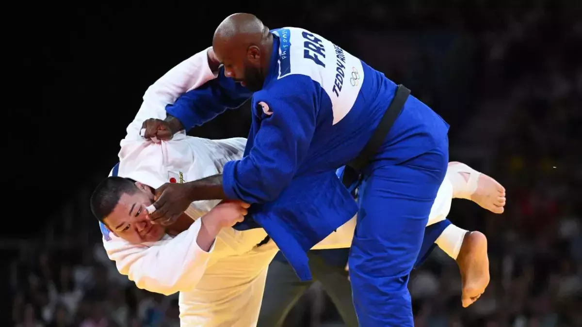 Tatsuru Saito face à Teddy Riner lors de la finale par équipe aux JO de Paris 2024.