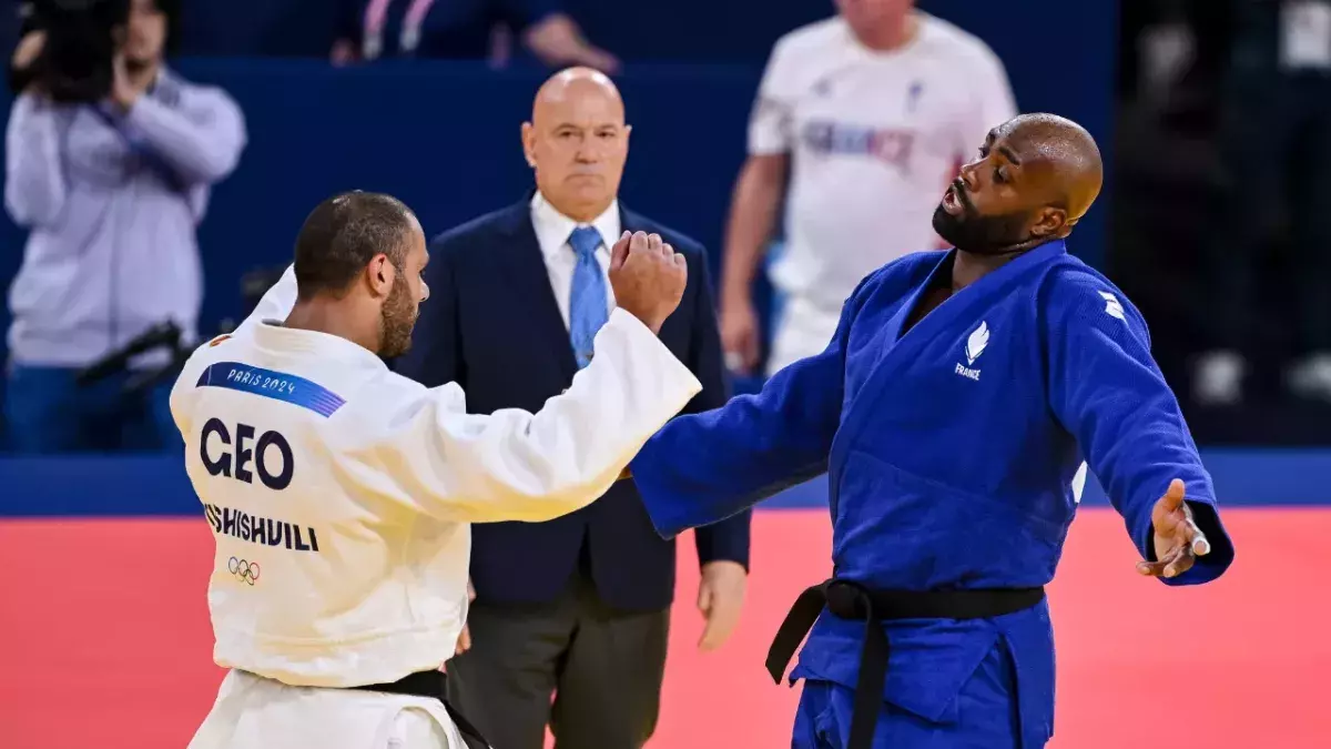 Teddy Riner face à Gurum Tushishvili lors du quart de finale des J.O de Paris 2024.