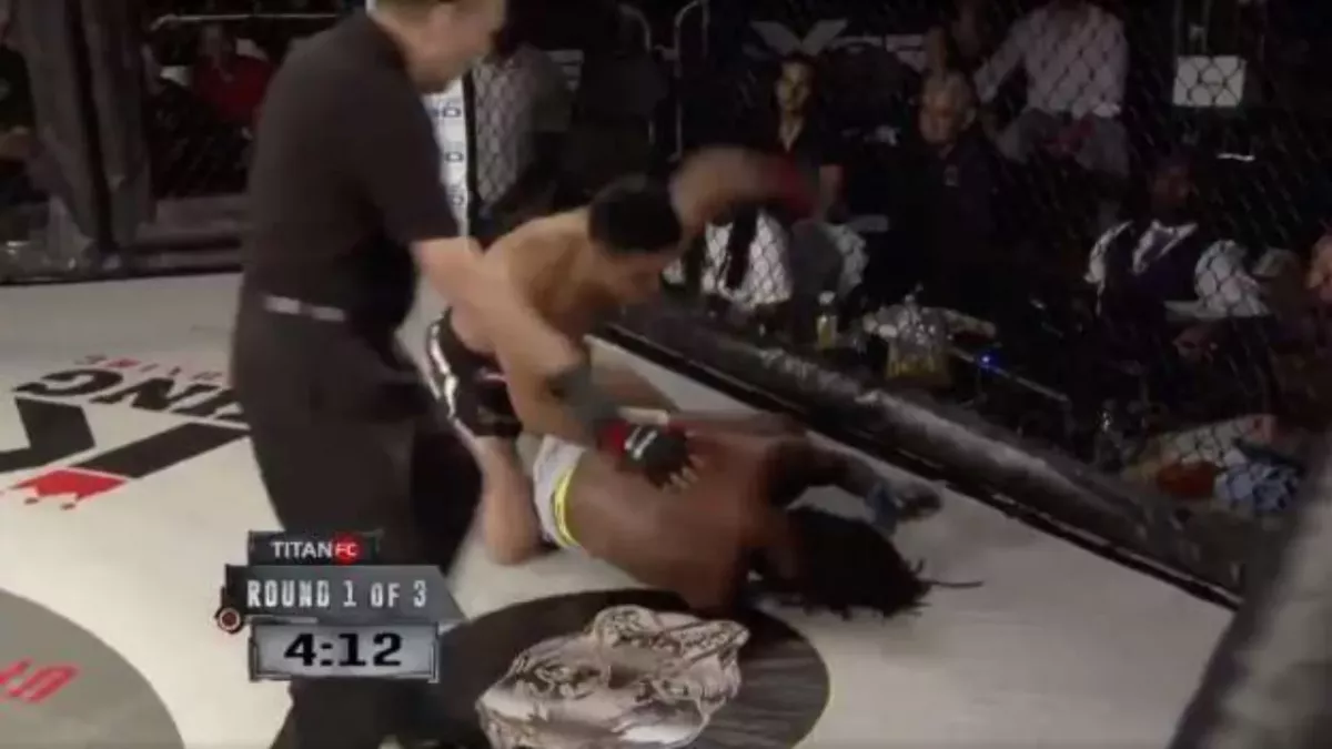 Un arbitre ignore un appel à l'aide d'un combattant de MMA ! 