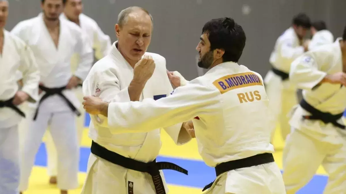 Vladimir Poutine lors d'une rencontre avec l'équipe nationale russe de judo à Sotchi en 2019. 