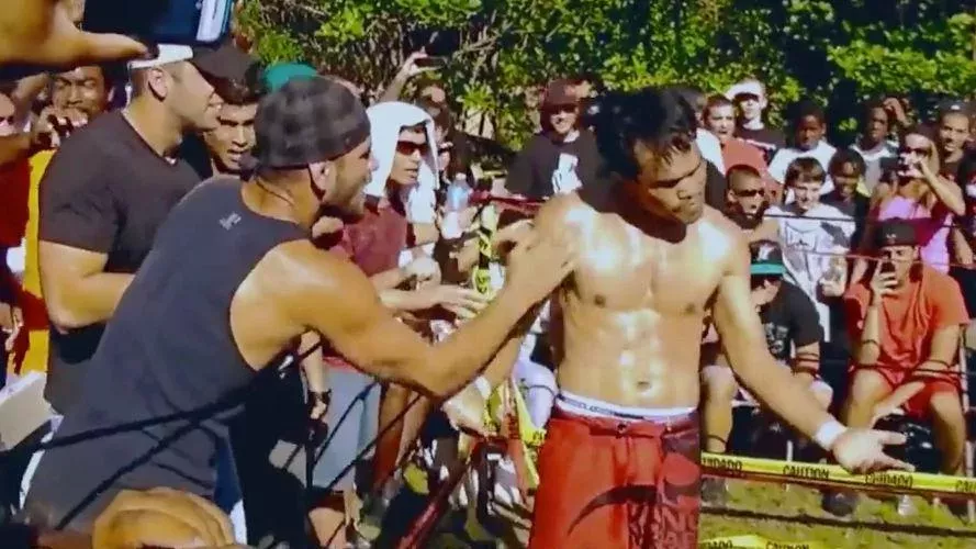 Jorge Masvidal conseille un combattant de muay thaï lors d'un combat de rue