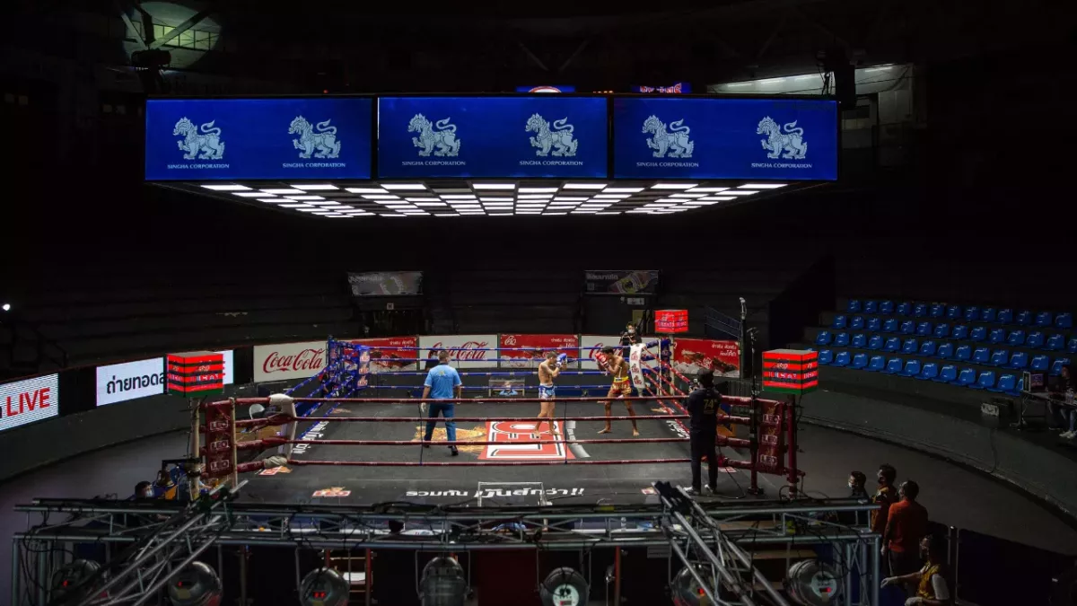 Un combattant de Muay Thaï met KO son adversaire, et envoie l'arbitre au tapis
