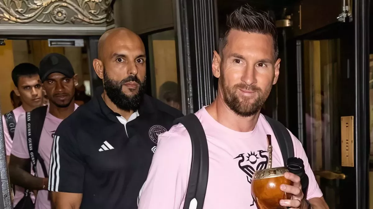 Yassine Chueko aux côtés de Lionel Messi. 