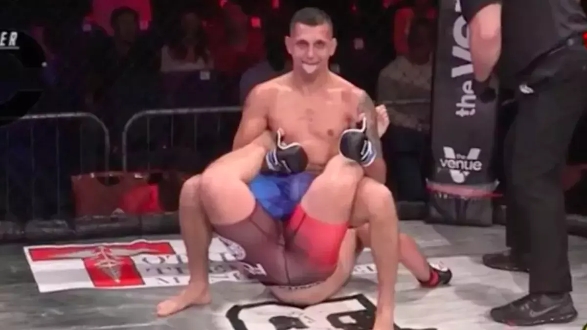 Jonno Mears a remporté son combat de MMA en utilisant le "Walls of Jericho". 