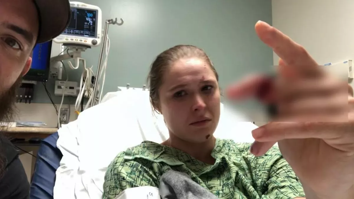 Ronda Rousey s'est gravement blessée au doigt lors d'un tournage