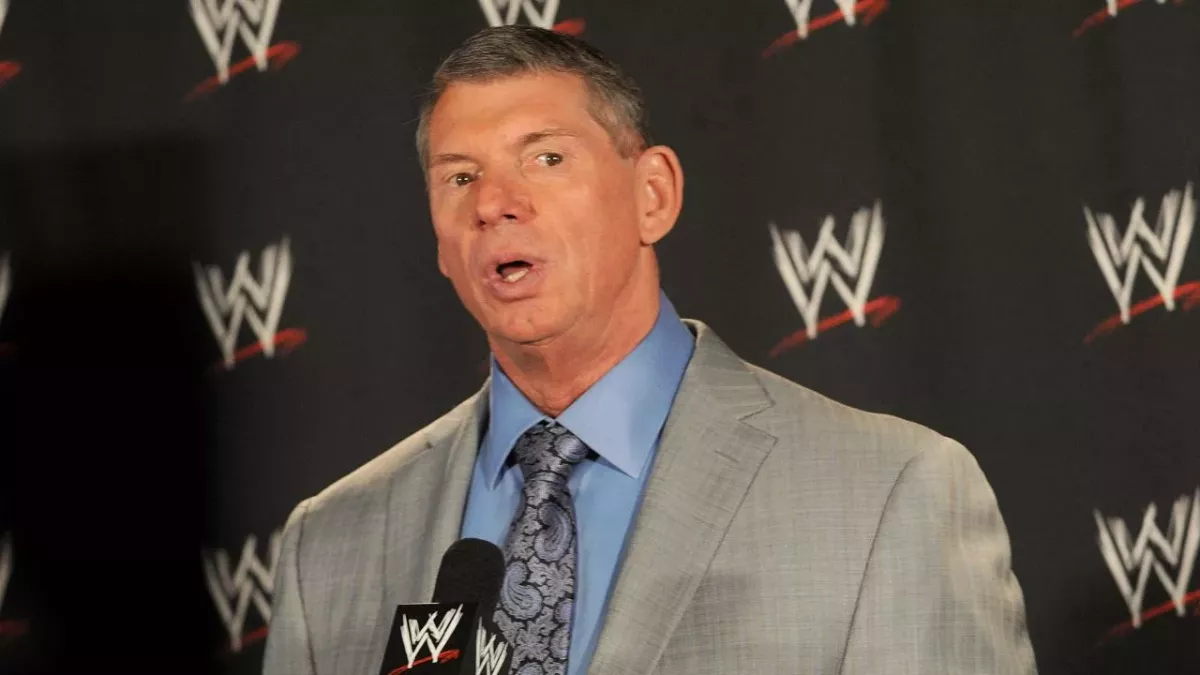 Vince McMahon lors d'une conférence de presse de la WWE. 