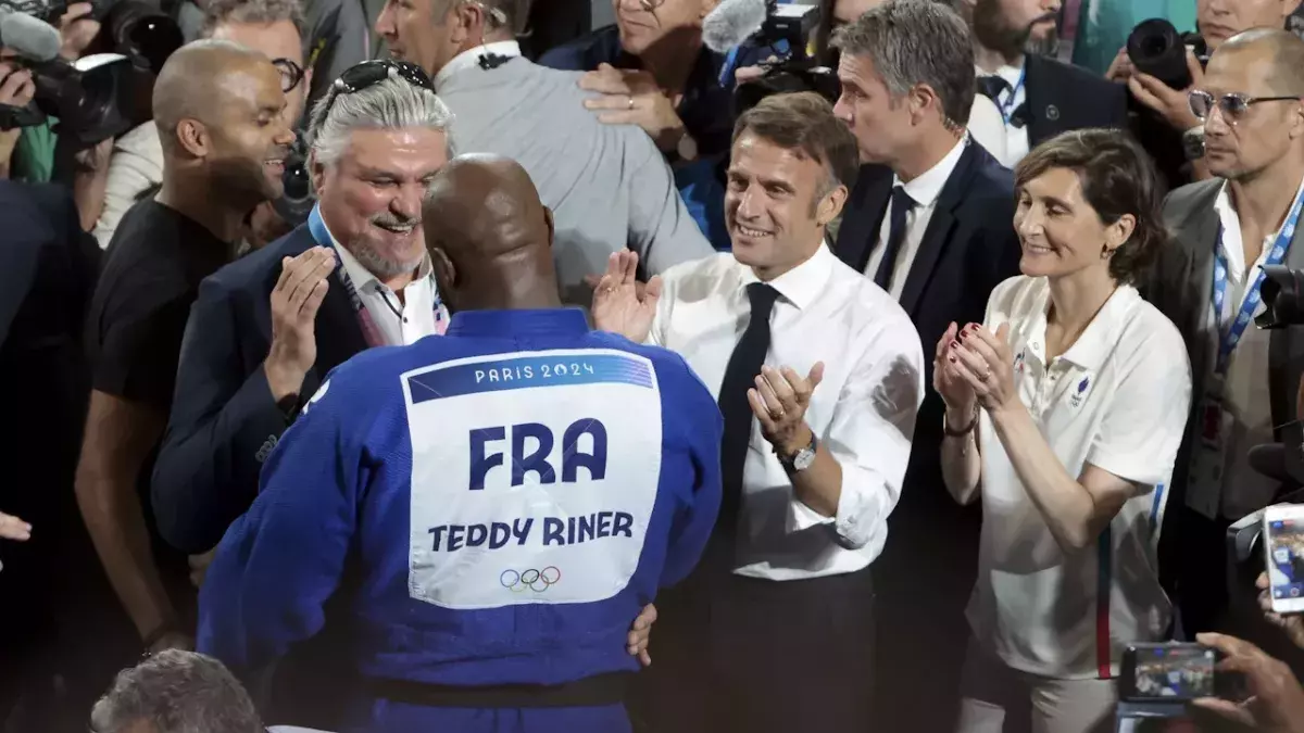 David Douillet félicite Teddy Riner après son titre de champion olympique à Paris.