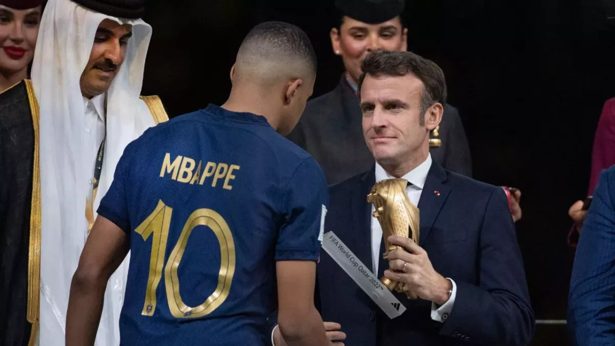 Emmanuel Macron a passé du temps avec Kylian Mbappé après la défaite. 