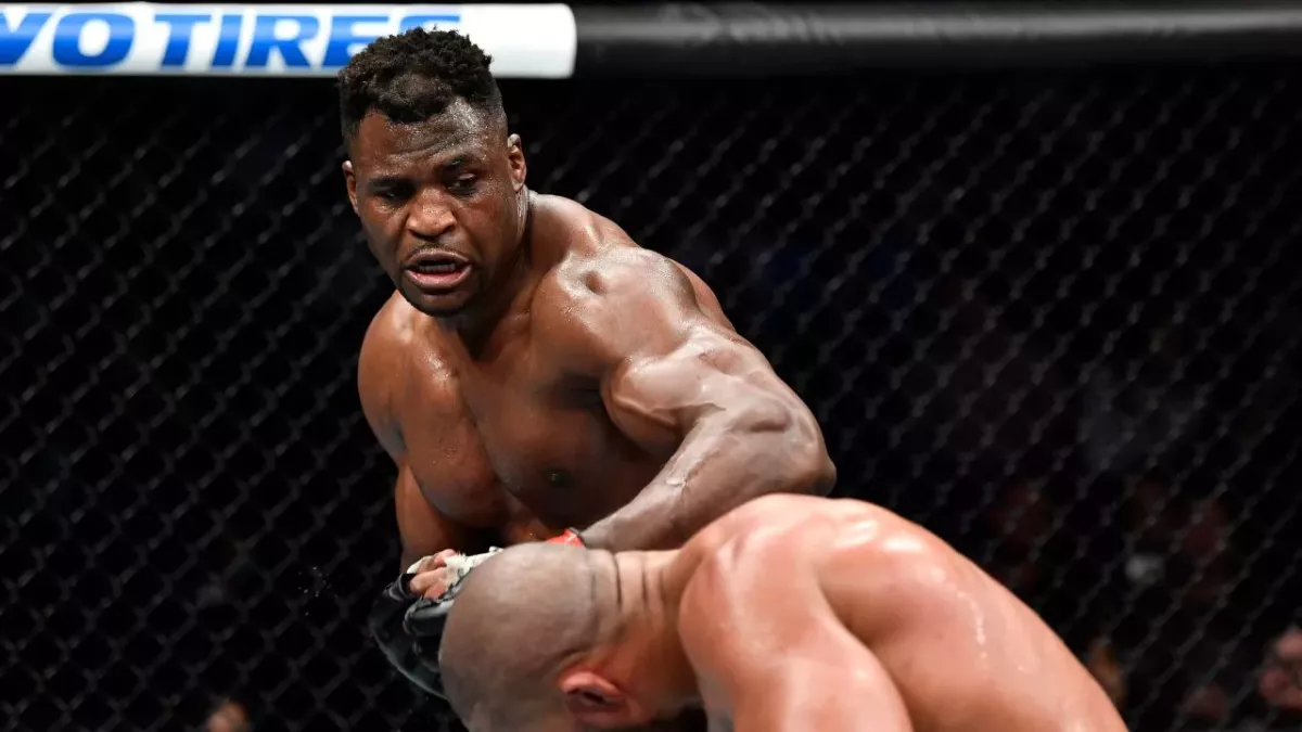 Francis Ngannou face à Ciryl Gane à l'UFC 270. 