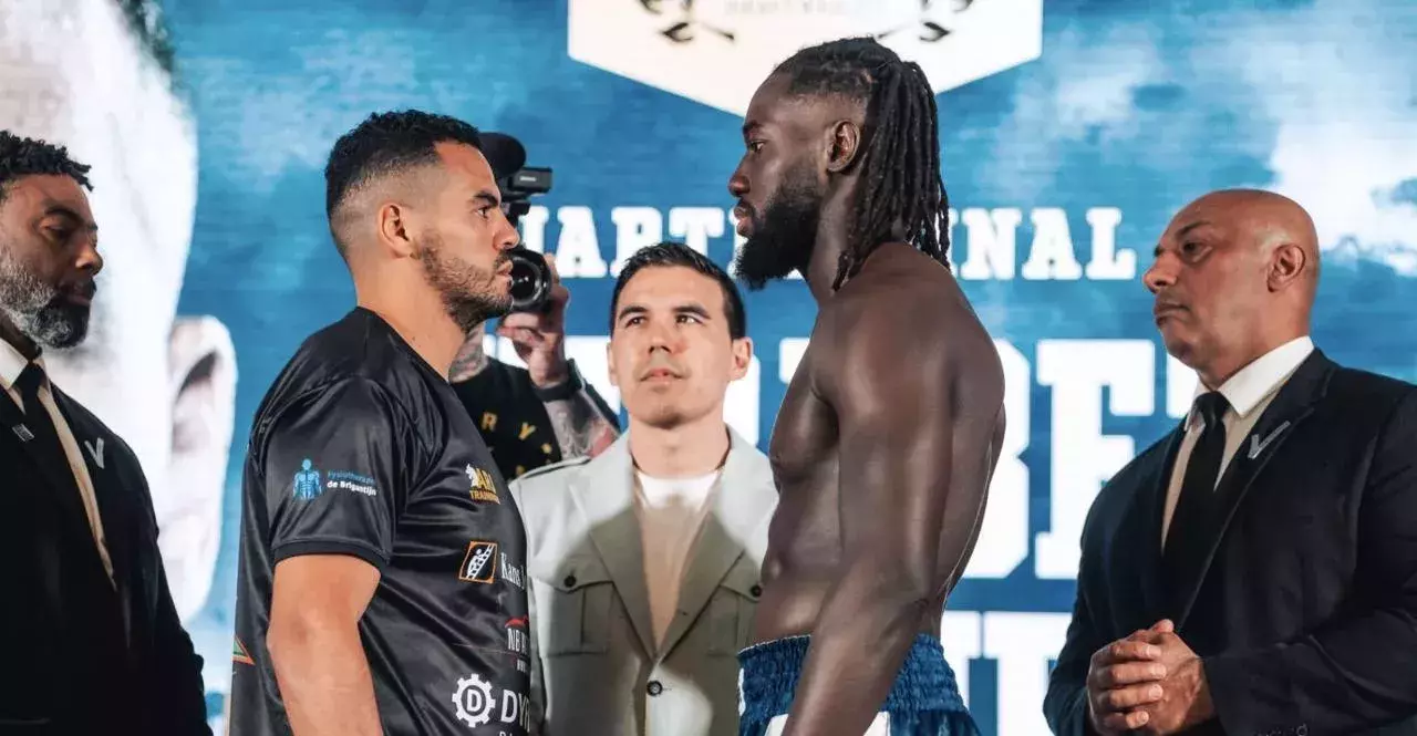 Le champion des light heavyweights Tarik Khabez face au Français Pascal Touré