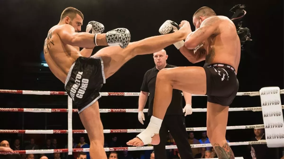 Le kickboxing se pratique avec des gants similaires à ceux utilisés en boxe anglaise. 