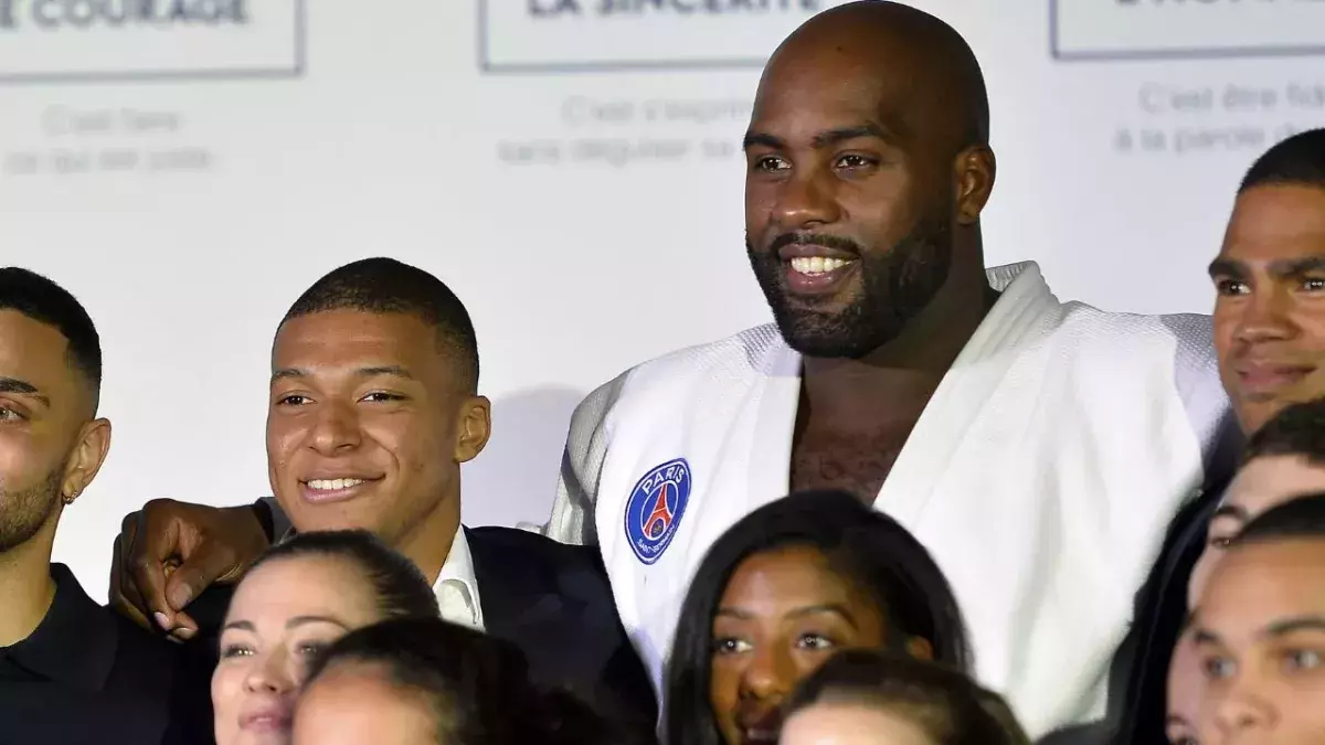 Kylian Mbappé s'est essayé au judo en compagnie de Teddy Riner lors d'un voyage au Japon avec le PSG. 