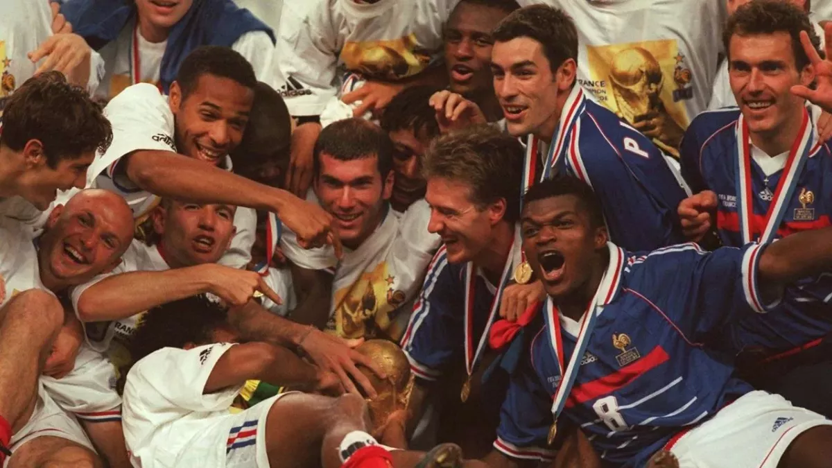 L'équipe de France 98 célébrant sa victoire à la Coupe du Monde. 
