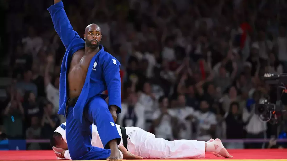 Teddy Riner après avoir donné la victoire au judo par équipes français en finale des Jeux Olympiques de Paris.