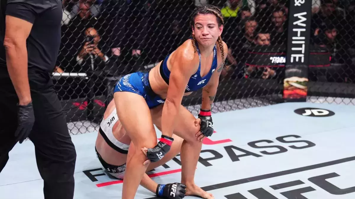 Alin Perez célébrant après sa victoire à l'UFC Paris. 