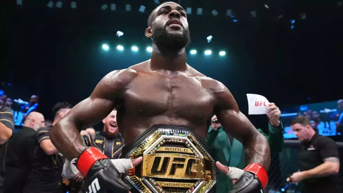 Aljamain Sterling avec la ceinture bantamweight de l'UFC