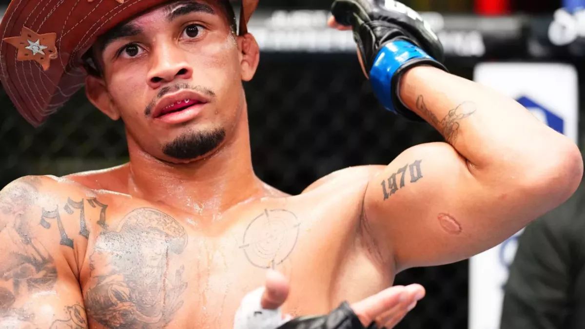 Andre Lima montrant sa morsure au biceps