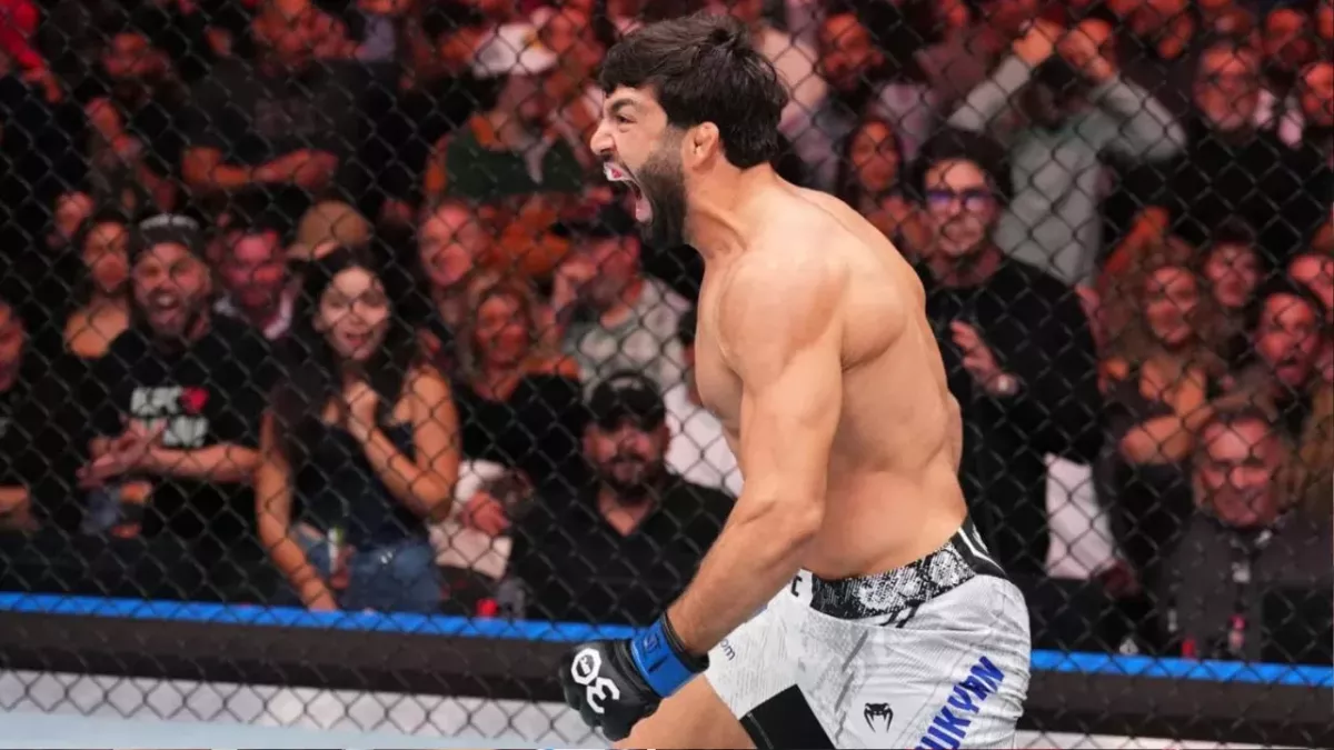Arman Tsarukyan dans la cage de l'UFC