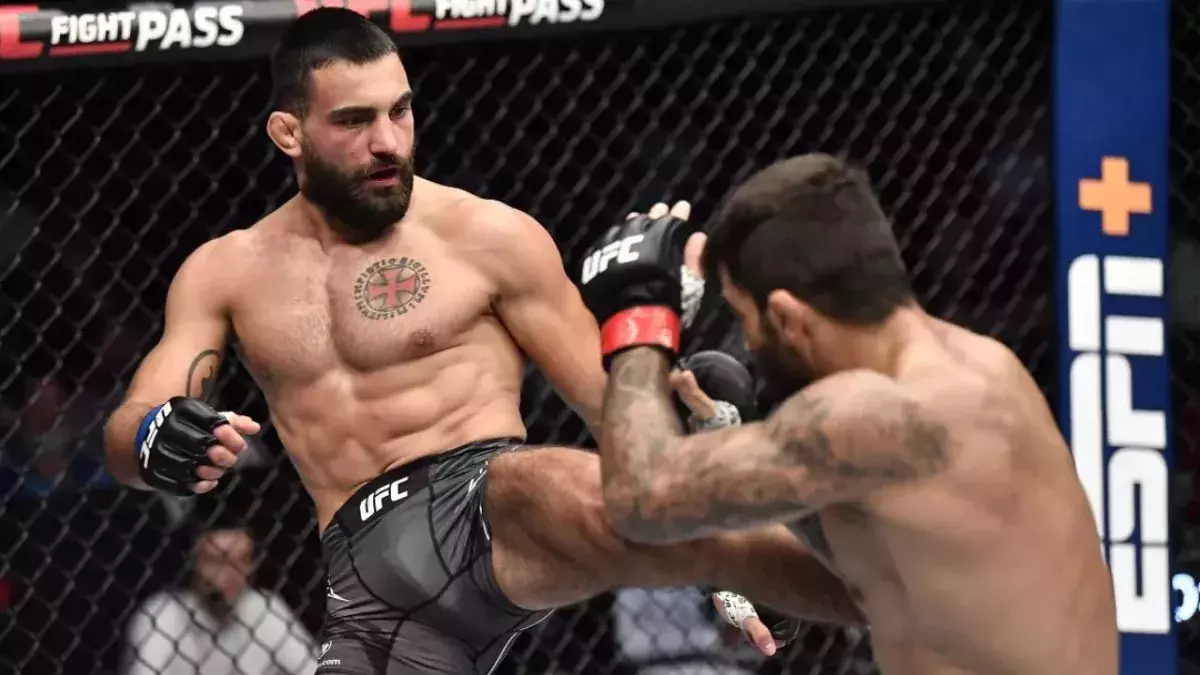 Benoit Saint-Denis dans la cage de l'UFC