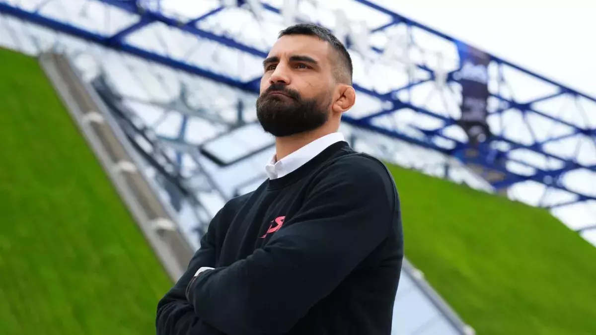Benoit Saint-Denis devant l'Accor Arena avant l'UFC Paris 2024. 