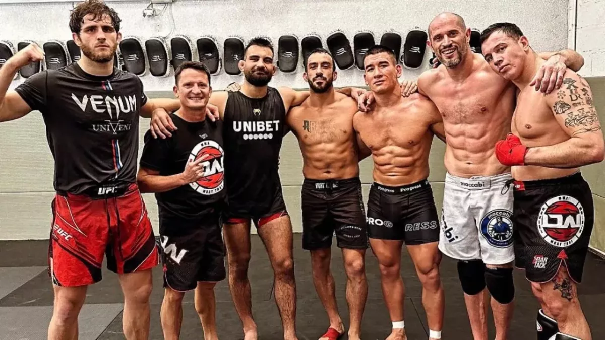 Benoit Saint-Denis entouré de son coach Daniel Woirin et de ses partenaires d'entrainement en vue de son combat contre Poirier à l'UFC 299. 