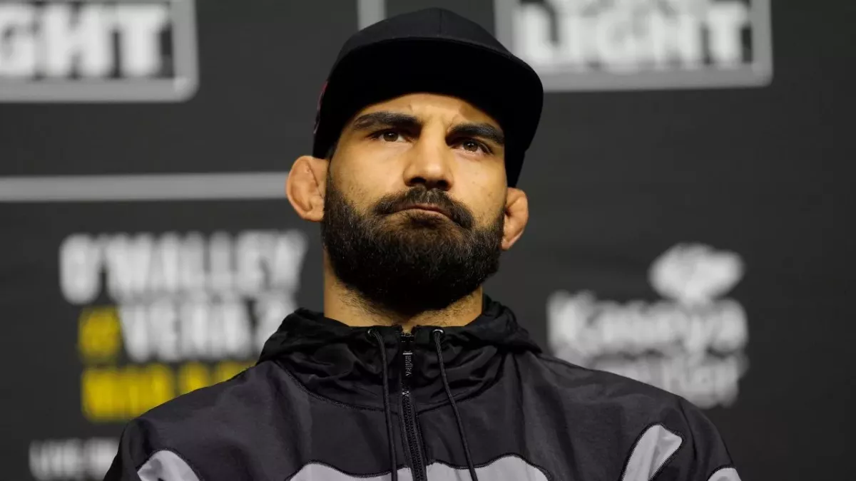 Benoit Saint-Denis lors de la conférence de presse avant l'UFC 299. 