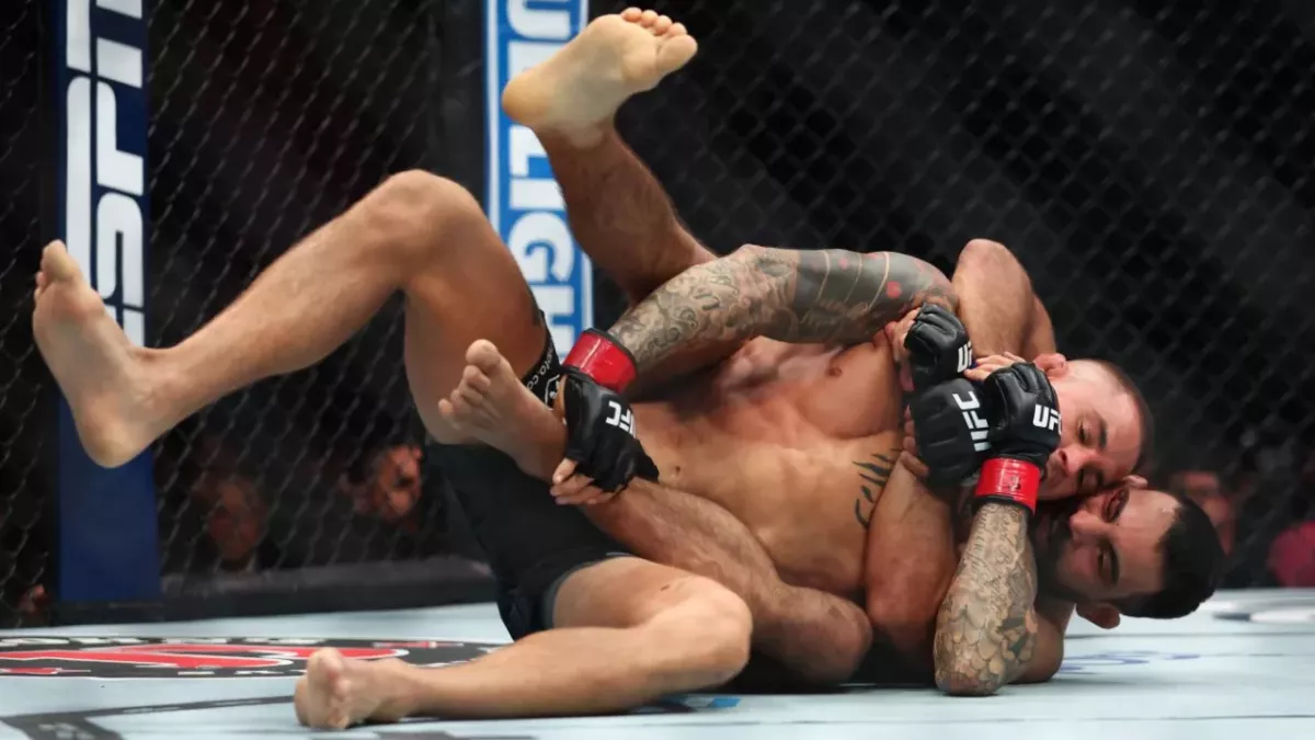 Benoit Saint-Denis prenant le dos de Dustin Poirier à l'UFC