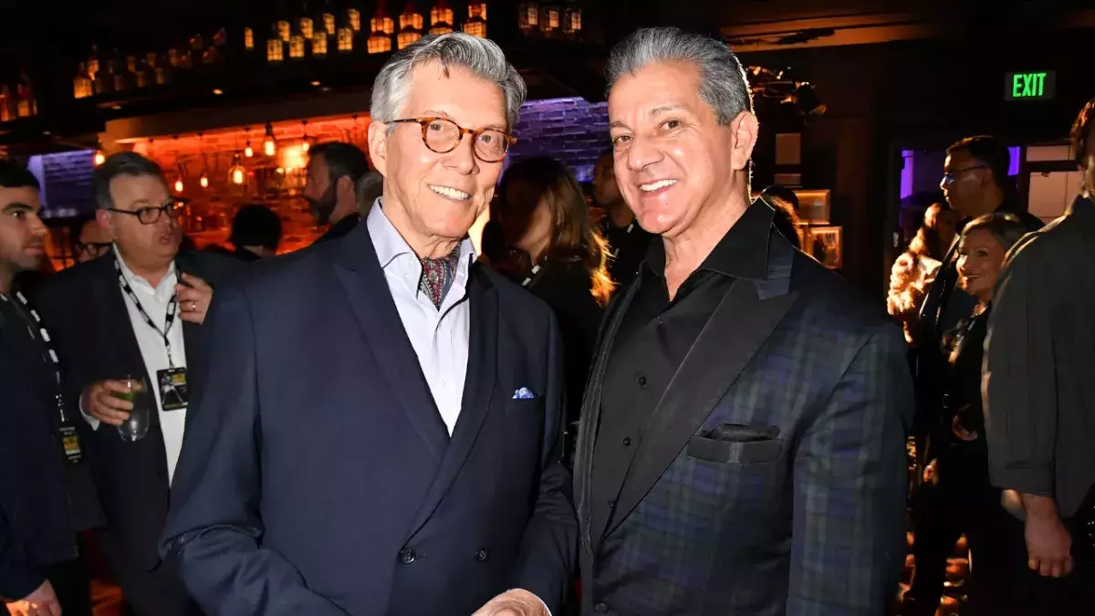  Bruce Buffer et son frère Michael à un gala organisé à Los Angeles.
