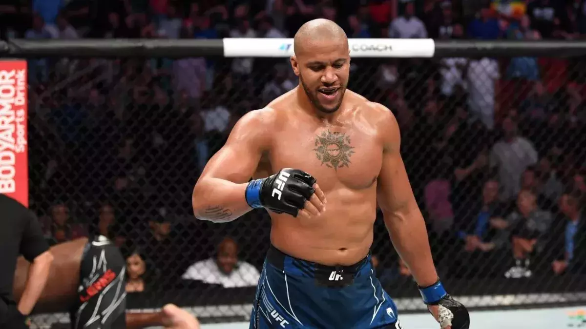Ciryl Gane après sa victoire face à Derrick Lewis à l'UFC 265. 