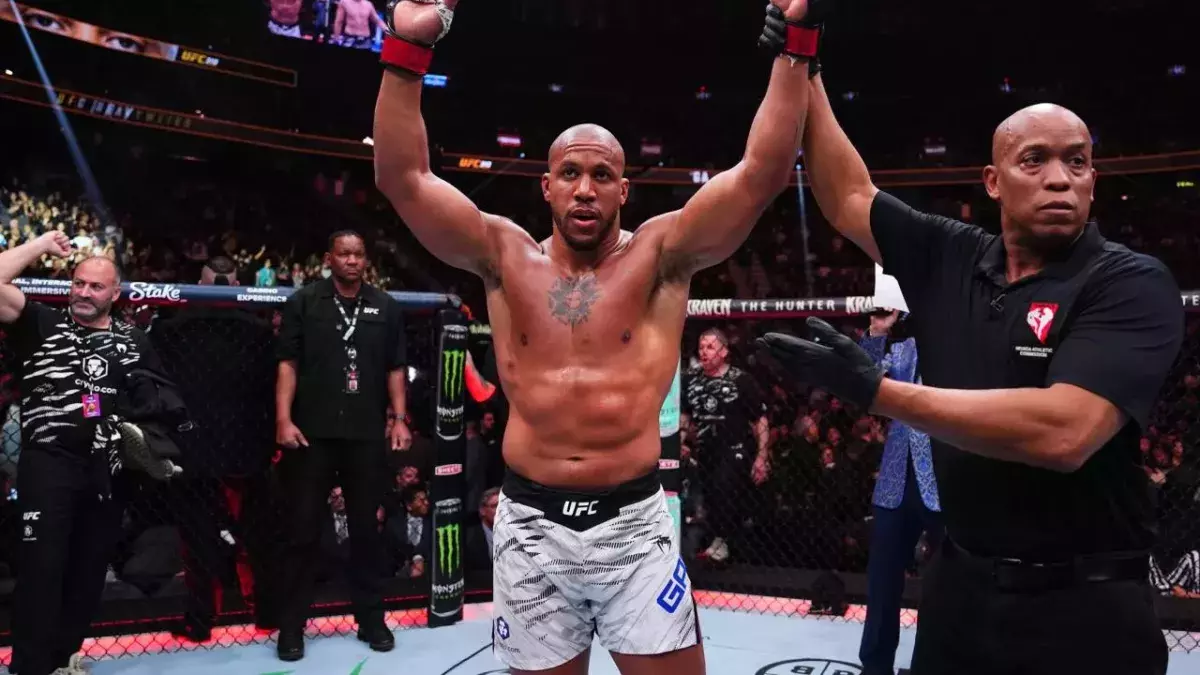 Ciryl Gane après sa victoire à l'UFC 310. 