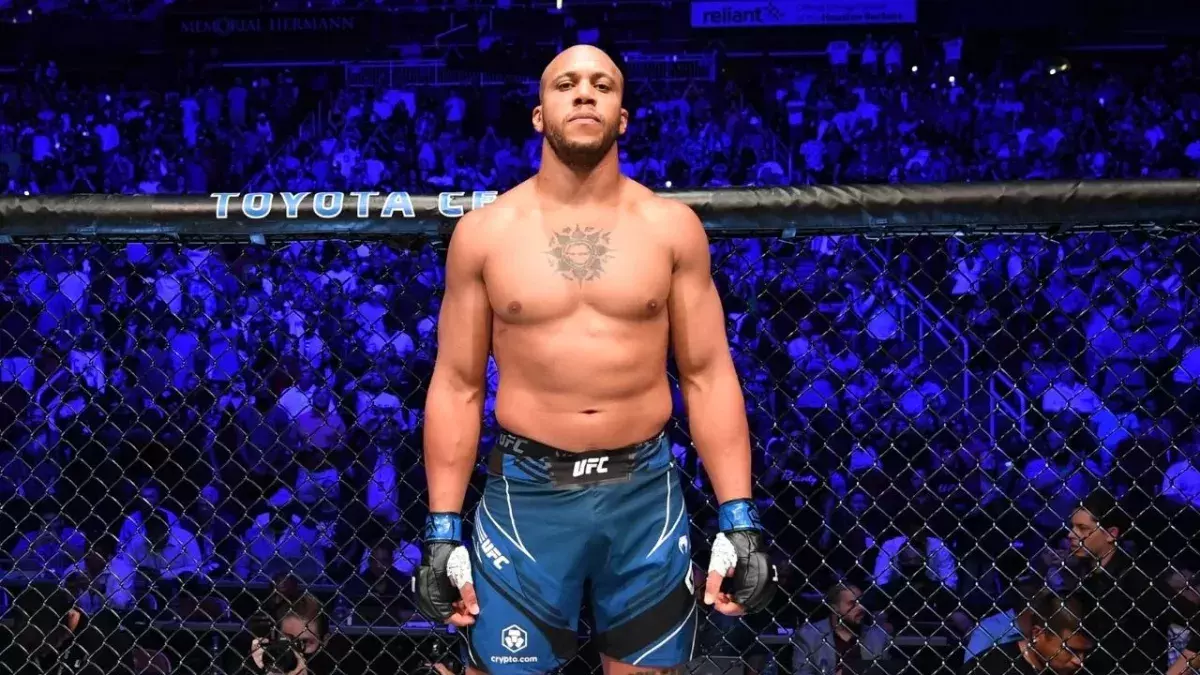 Ciryl Gane dans l'octogone avant son combat face à Derrick Lewis lors de l'UFC 265. 