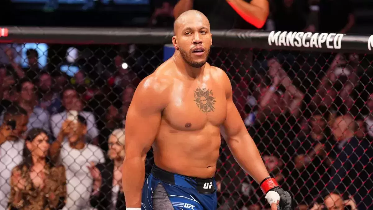 Ciryl Gane dans l'octogone de l'UFC. 