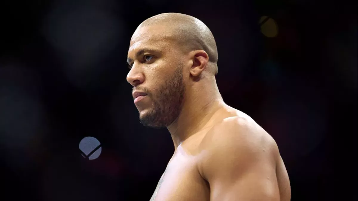 Ciryl Gane dans l'octogone de l'UFC. 