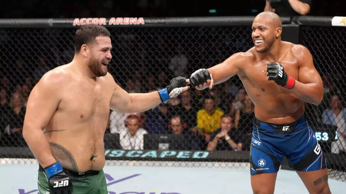 Ciryl Gane et Tai Tuivasa lors de leur combat à l'UFC Paris. 