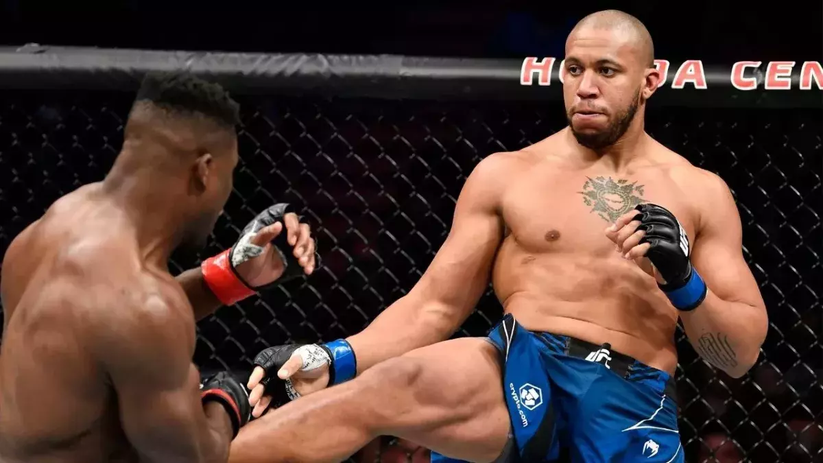 Ciryl Gane face à Francis Ngannou lors de l'UFC 270. 
