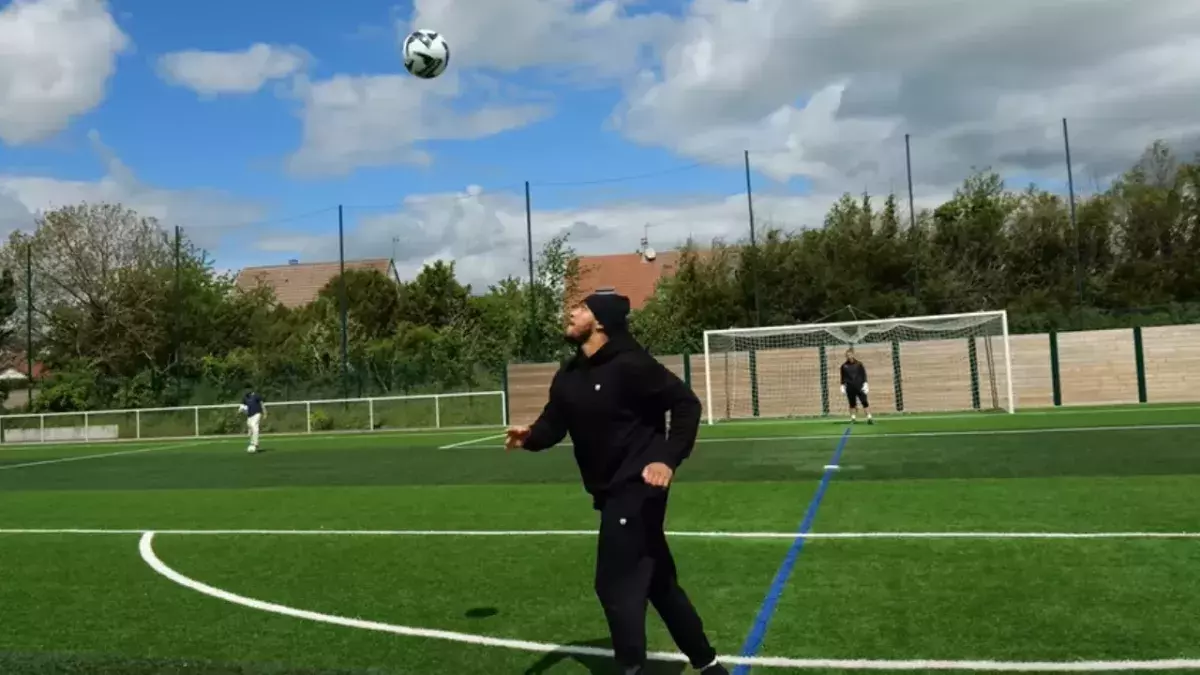 Ciryl Gane jouant au foot