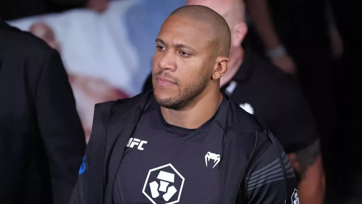 Ciryl Gane, marchant ici vers l'octogone à l'UFC Paris, est dans le viseur de Tom Aspinall. 